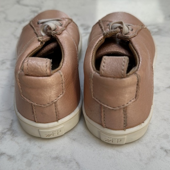 Freshly picked rose gold sneakers size 6 - Picture 3 of 3